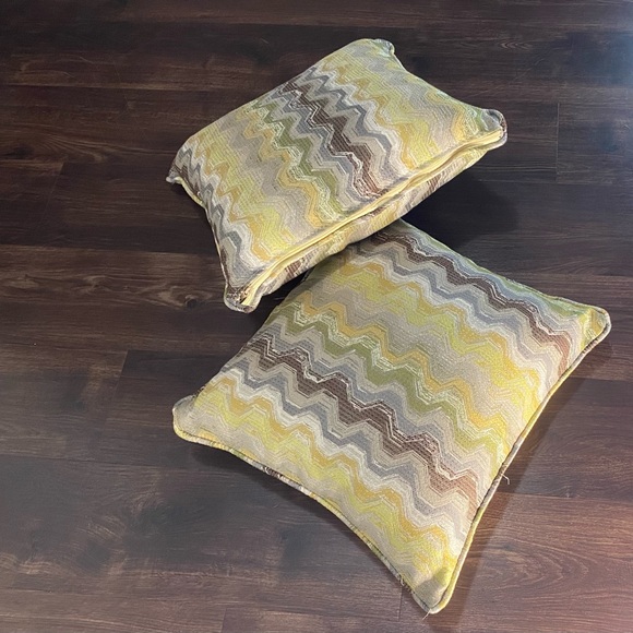 2 Great Textured 16 x 16 Accent Trow Pillows - Picture 4 of 10